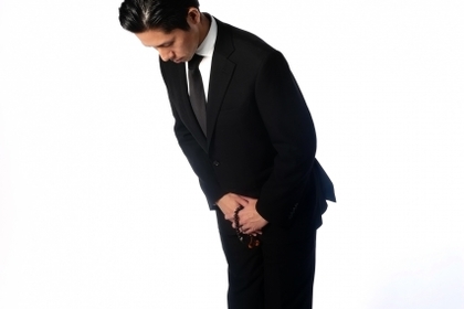 お辞儀する男性